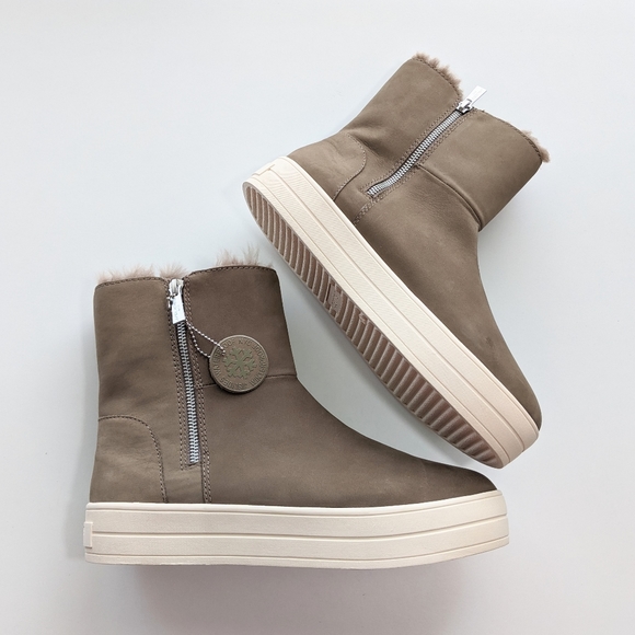j slides henley boot